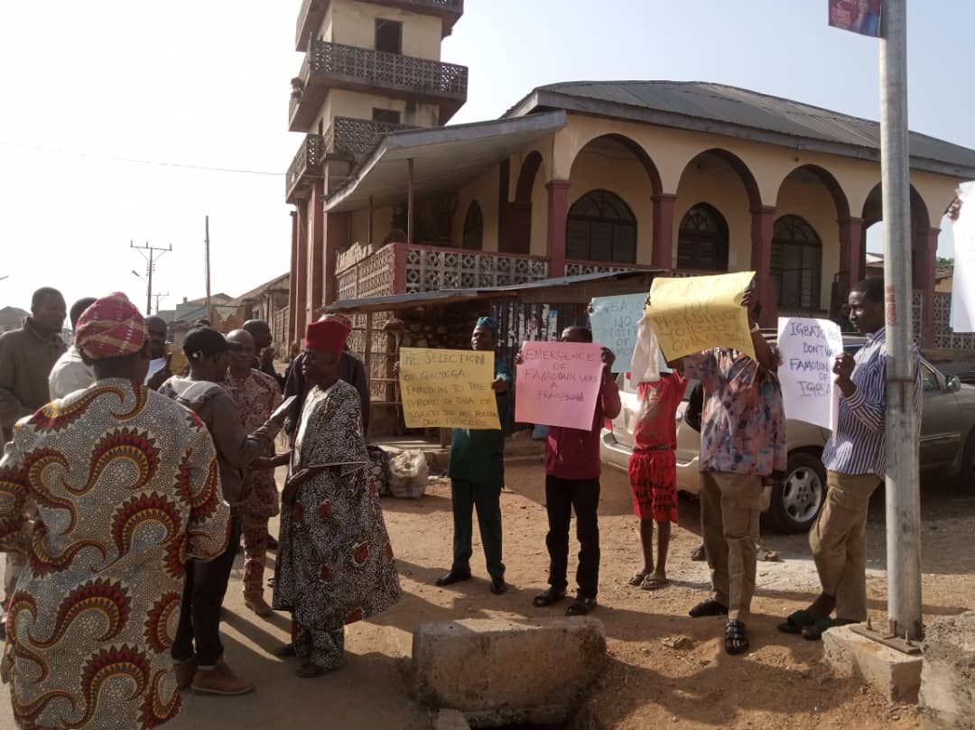 Aggrieved Igbajo ruling houses stage peaceful protest over alleged illegal occupation of palace by ex-APC chairman