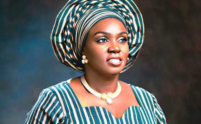 Gov Makinde’s wife distributes cash, food items to vulnerable children