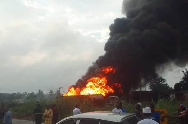 Four vehicles burnt as petrol tanker explodes along Ife-Ibadan