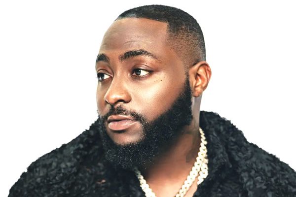 Nigerians slam Davido for declaring self king of Nigeria in Paris