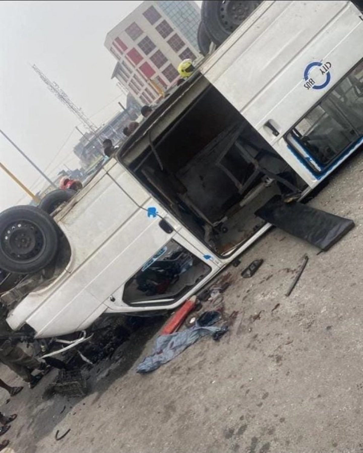 bus-driver-dies-after-speeding-to-beat-traffic-light-in-lekki-nation-newslead