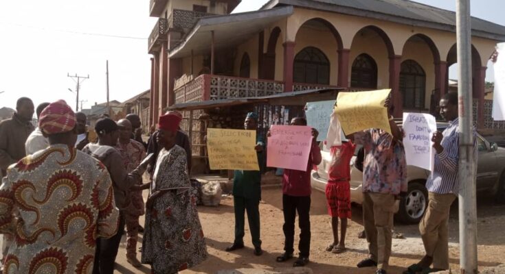 Aggrieved Igbajo ruling houses stage peaceful protest over alleged illegal occupation of palace by ex-APC chairman