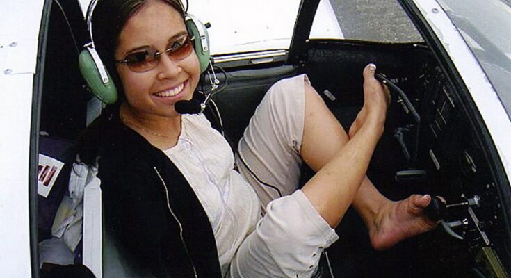 Armless Woman, Jessica Cox Flies Plane With Feet
