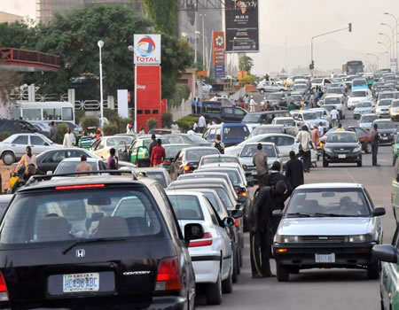 Current fuel scarcity, Fuel queues Abeokuta , Petrol scarcity persists despite FG's claims on arrival of 146 petroleum trucks into Abuja