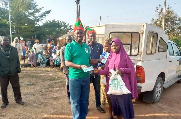 Foundation empowers 300 widows, youths with food items, cash in Oyo communities 