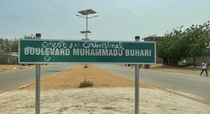 Nigeriens Deface Signposts With Buhari's Name On Niamey Highway, Call Nigerian President ‘Criminal’