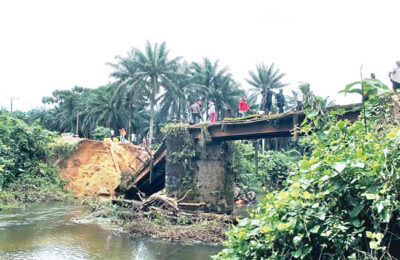 Ogun residents protest over collapsed Oke Ipa Bridge