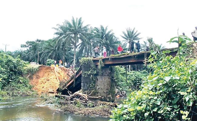 Ogun residents protest over collapsed Oke Ipa Bridge