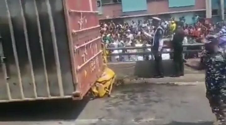 Truck Falls On fully-loaded Minibus At Ojuelegba, Lagos