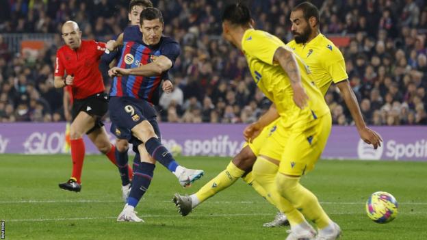Lewandowski Helps Barcelona To Go Eight Points Clear