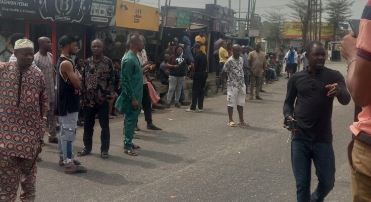 #NigeriaElections2023: Voters stranded as INEC adhoc staff protest non-payment of allowances in Lagos