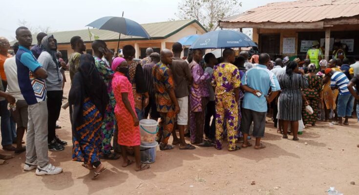 Voters waiting on queue at Obafemi Owode, Ogun State