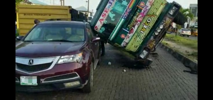 40ft Container Falls, Crushes SUV In Lagos