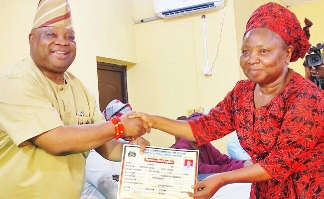 Adeleke presents N1.528bn bond certificates to retired workers in Osun