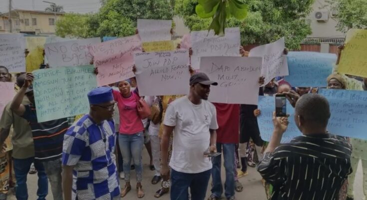 Protesters Storm Amosun’s Residence, Request PDP Endorsement