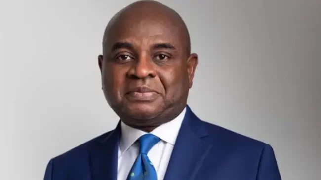 VIDEO: Kingsley Moghalu, wife get stuck in elevator