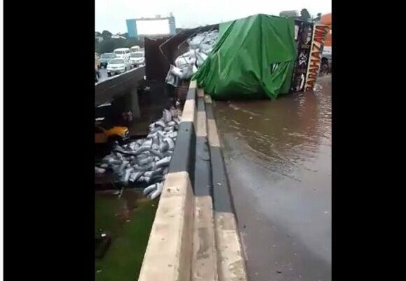 Gridlock as heavily loaded truck falls on Otedola bridge