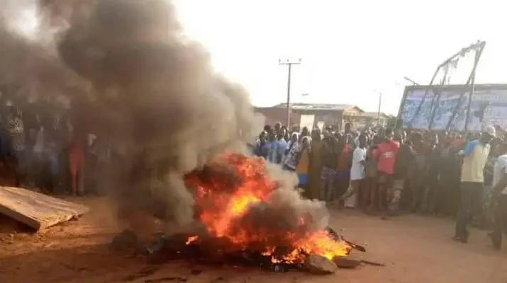 Angry Mob Sets Two Suspected Criminals Ablaze While Trying To Rob Tricycle Rider In Anambra