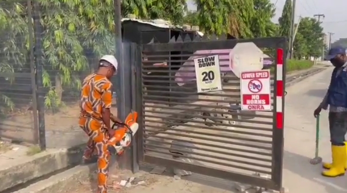 VIDEO: Lagos govt commences removal of illegal gates in Lekki