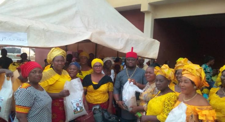 Yuletide: Anambra Deputy Speaker distributes bags of rice, cash to constituents