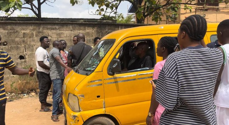 Police In Yellow Bus Arrest Lagos Residents For Preventing Unofficially Dressed Officers Armed With Machetes, Bottles From Arresting Youths Playing Ludo