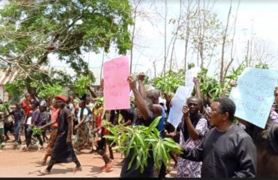 Angry Protesters Storm Benue Road Over Killings By Herdsmen, Call Out FG For Safety