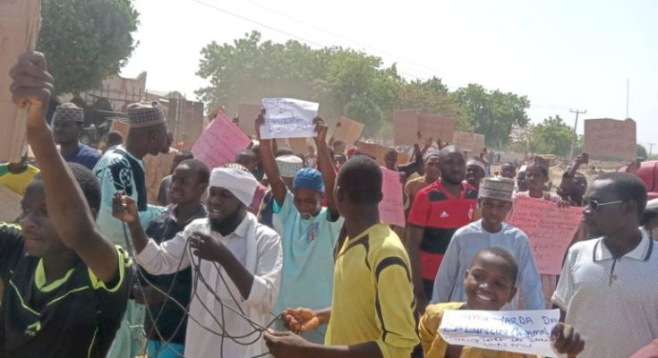 Angry Protesters Storm Kano City Over Sanusi’s Reinstatement