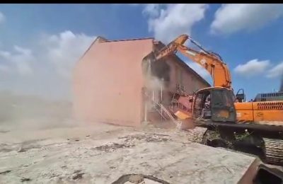 Lagos govt reclaims Right of away, demolishes parts of Arowojobe, Mende estate