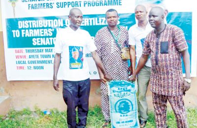 Senator Alli supports Oyo farmers with fertiliser to boost agricultural production