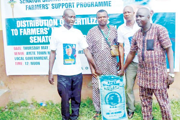 Senator Alli supports Oyo farmers with fertiliser to boost agricultural production