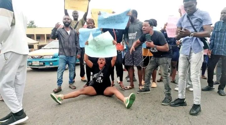 Angry Ondo Youths Storm Streets, Protest Over EFCC Raid, Arrest Of 127 (Video)