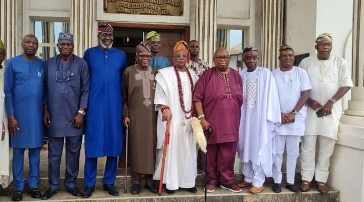 Eminent Lagos indigenes visit Ayangburen, seek monarch's blessing