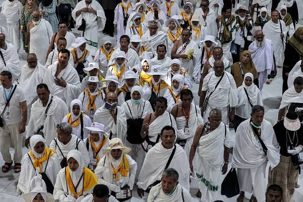 Hajj pilgrims' death toll reaches 900 in Saudi Arabia