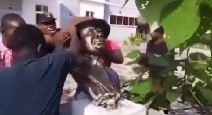 Pro-Fubara’s Supporters Destroy Wike's Statue At Obio/Akpor LG Council