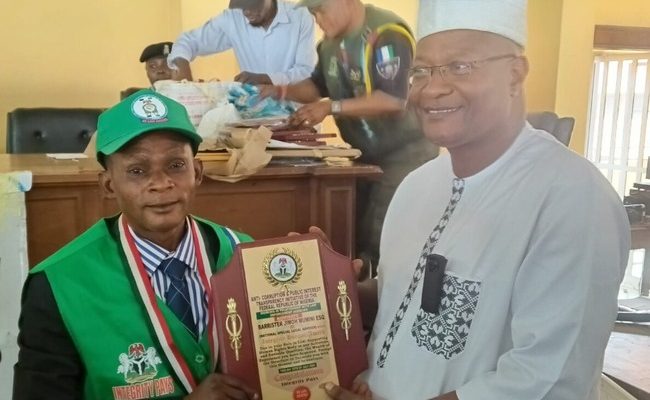 Anti-corruption: Oyo CP, lawyer receive Integrity Honour Award