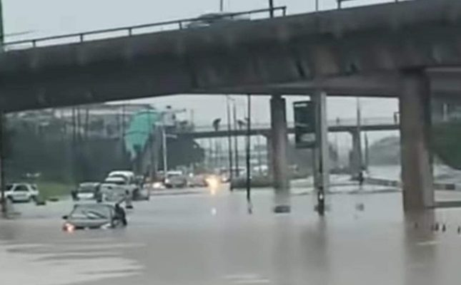 Gridlock as heavy rainfall floods expressway at Iyana-Oworo