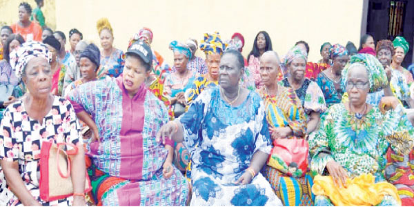 Oba of Benin’s Iye-Eki battles Lagos’ Iyaloja over