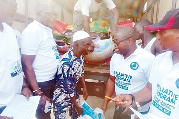 Osogbo indigenes in diaspora distribute palliatives to 115 compounds
