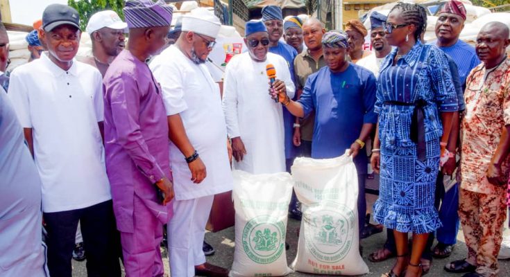 Oyo residents to benefit 1,419 metric tonnes of maize, rice from FG