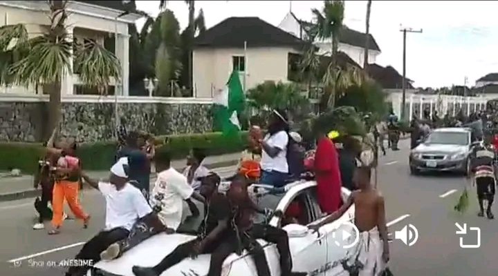 Hungry #EndBadGovernance's Protesters Storm Wike’s Residence In Port Harcourt (Pictures)