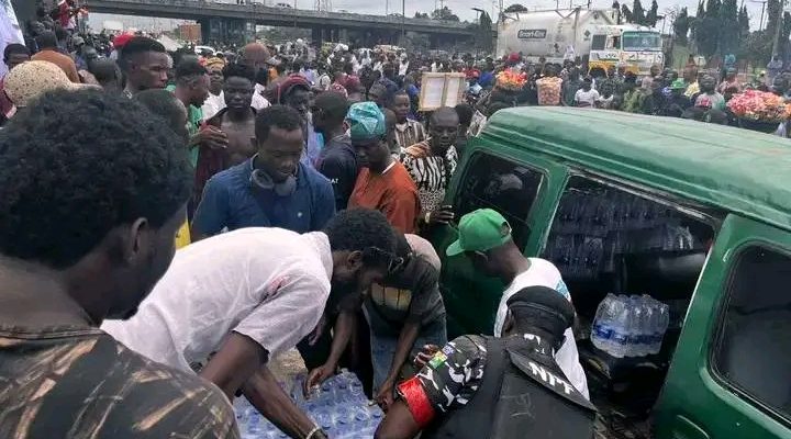 Lagos Police Join Solidarity Movement With Demonstrators, Share Bottled Water (Video)