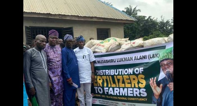 Osun Rep member distributes fertilizers to farmers