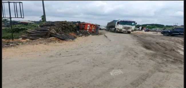 Six killed in Sapele as truck carrying sugarcane overturns on failed road