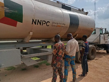 NNPCL Truck Driver Caught Diverting 10,000 Of 40,000 Litres Of Fuel To Private Filling Station