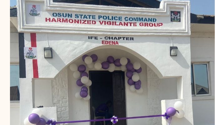 Osun: Lafigido ruling house donates security gadgets to vigilante group