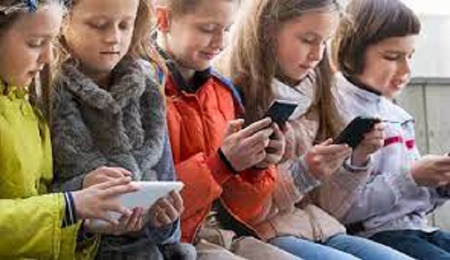 Storytelling rather than phones keeps children safe Cartoon characters animations can inspire children Mobile phones